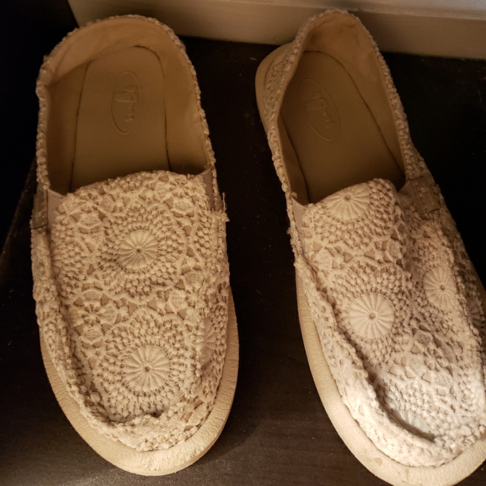 Sanuk "lace" great condition!